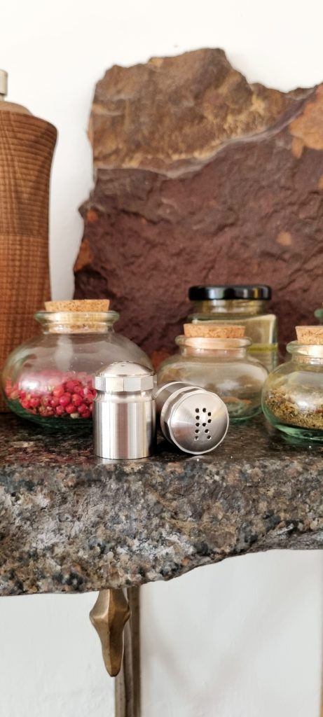 Salz und Pfeffer Streuer im Gewürzregal